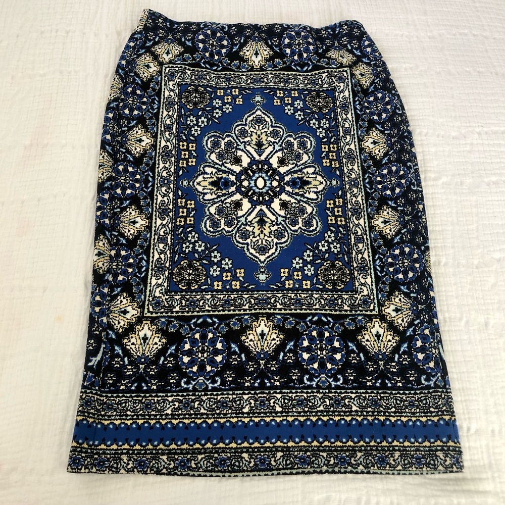 CARMEN MARC VALVO Knee length stretchy skirt. New condition size S